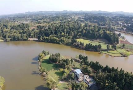 開展鄉(xiāng)村振興產(chǎn)業(yè)、河道治理和特色民宿建設(shè)